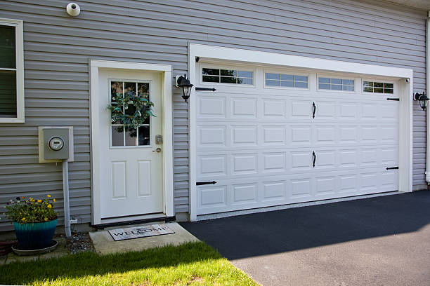 24/7 Emergency Garage Door Panel Replacement experts in De Soto, KS